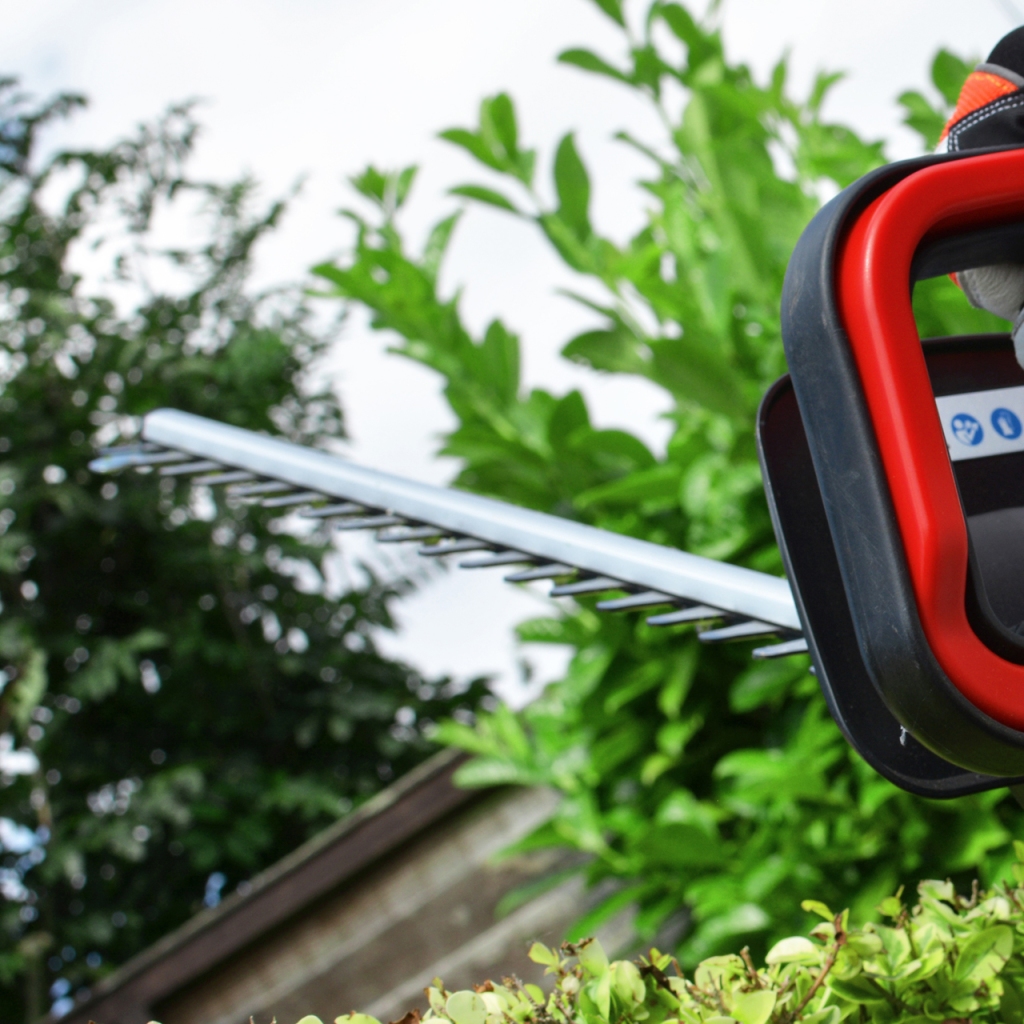 The HT55040VZ Cordless Hedgetrimmer is the perfect tool to help you tackle your hedges, with its 55cm double-sided blade and 40V Li-ion battery making light work of removing excess branches from hedges