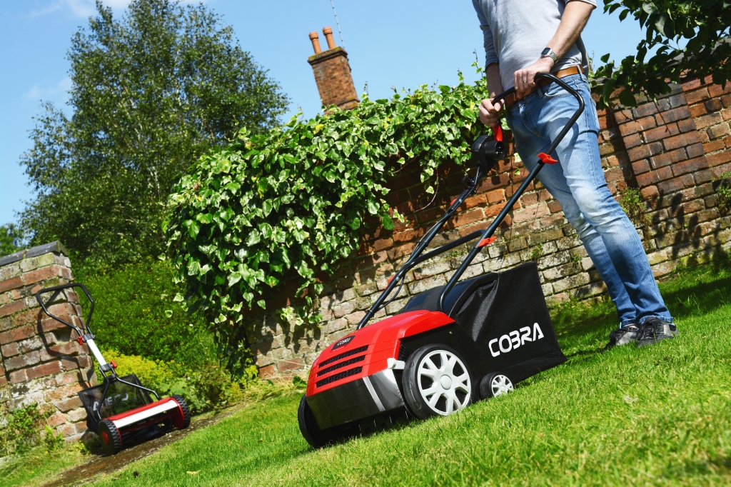 Cobra's SA32E Electric Powered Scarifier is perfectly equipped to tackle any lawn, bringing to an end hours of manual raking, easily removing thatch, weeds and other debris from lawns with its 13” scarifying drum and powerful 1400 W motor. 